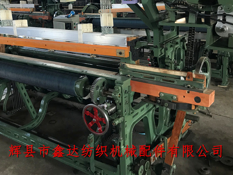 Textile weaving machine with shuttle